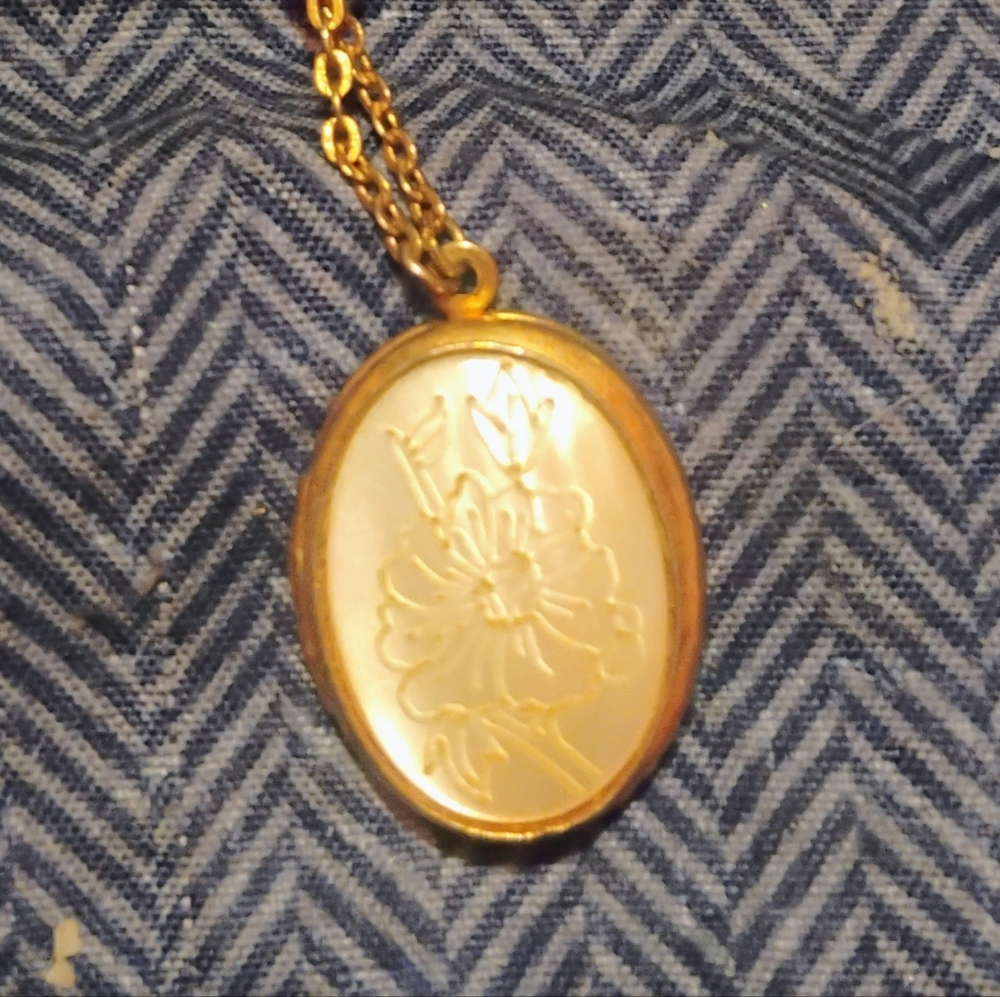 Beautiful Antique Locket - Picture 2 of 6